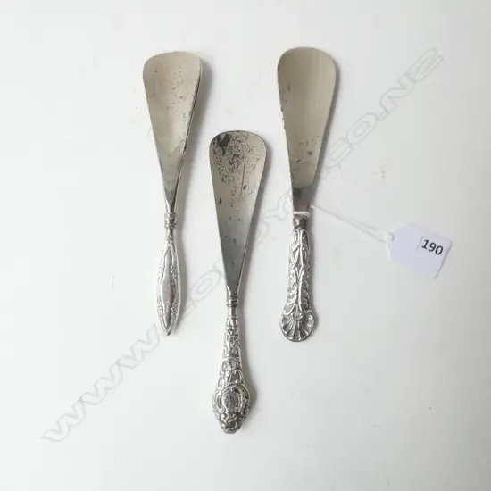 THREE STG SILVER HANDLED SHOEHORNS BIRMINGHAM 1902, 1906 & 1912, L.170MM-180MM