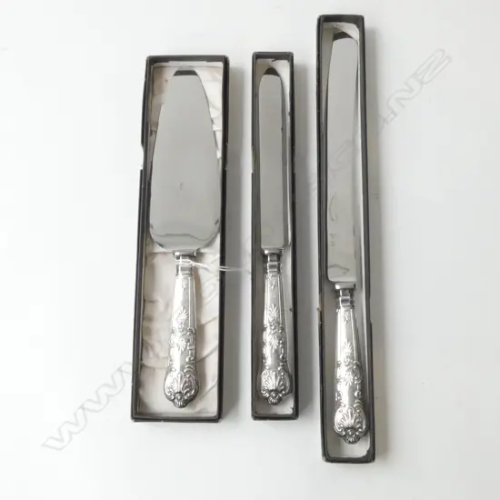 STG SILVER HANDLED KINGS PATTERN CAKE KNIFE, CAKE SLICE, & BREAD KNIFE SHEFFIELD 1962 (BOXED & UNUSED), L.250MM-310MM
