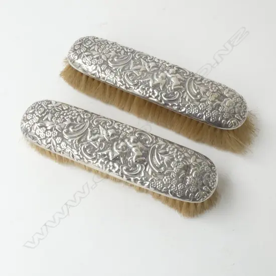 PAIR OF STG SILVER ORNATE CLOTHES BRUSHES LONDON 1904 MAPPIN & WEBB L.165MM