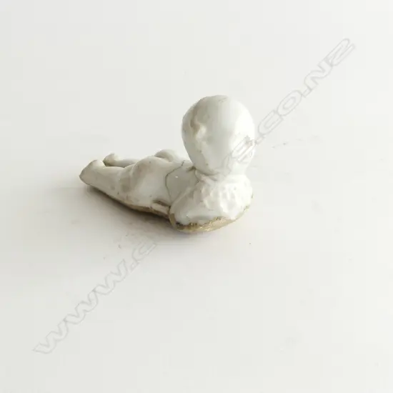 OLD PORCELAIN BABY DOLL faulted L.80mm. Vendor's Provenance: Found on the gold fields 