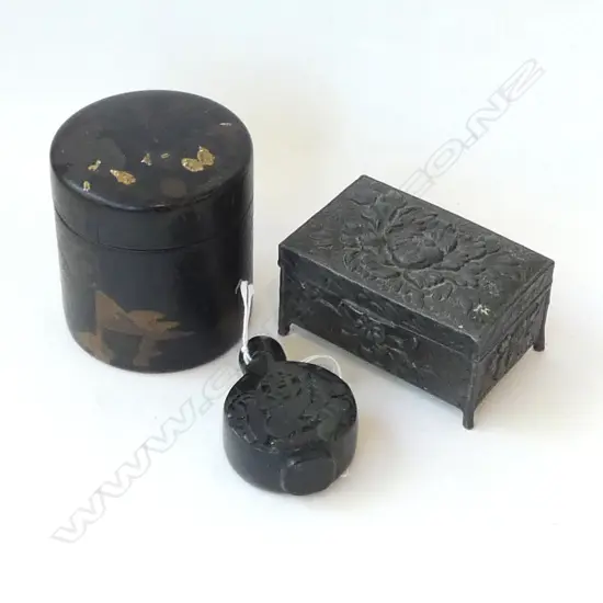 3 ORIENTAL PCES; 2 LIDDED CONTAINERS + SNUFF BOTTLE H.70mm