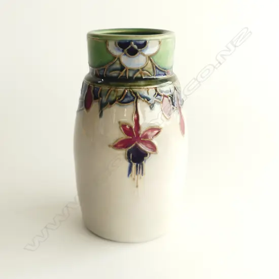 LAMBETH TYPE ROYAL DOULTON NOUVEAU VASE, H. 155mm 