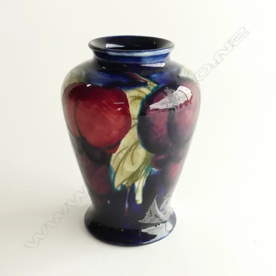 SMALL MOORCROFT LEAF & BERRY VASE H. 95mm