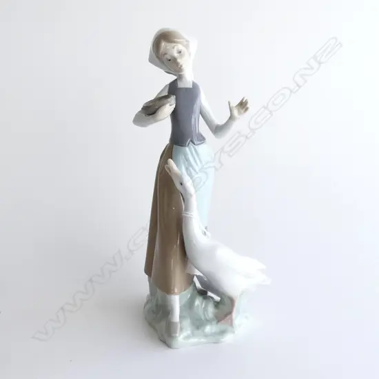 LLADRO FIGURINE; GIRL w. GOOSE H.235mm
