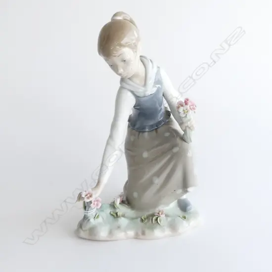 LLADRO FIGURINE; GIRL PICKING FLOWERS H.210mm