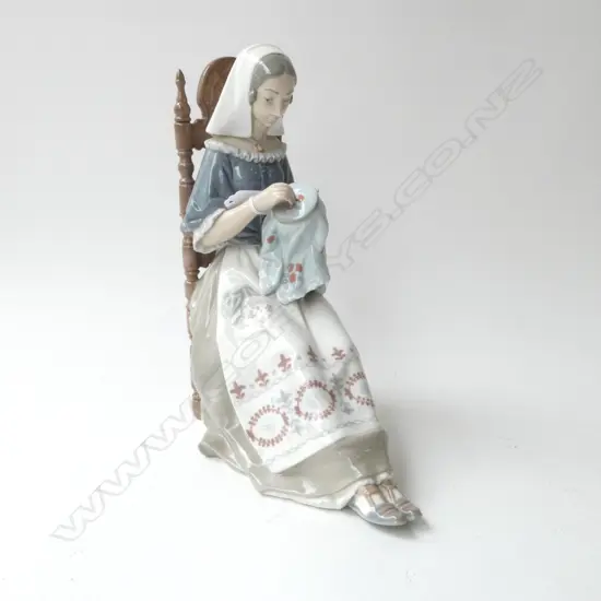 LLADRO, WOMAN SEWING H.275mm