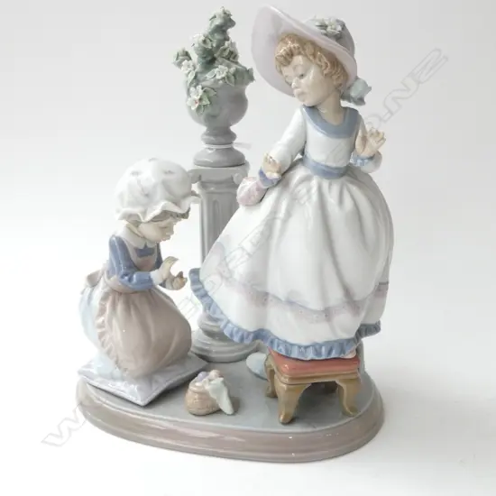 LLADRO #5344 'A STITCH IN TIME' FIGURINE H.240mm