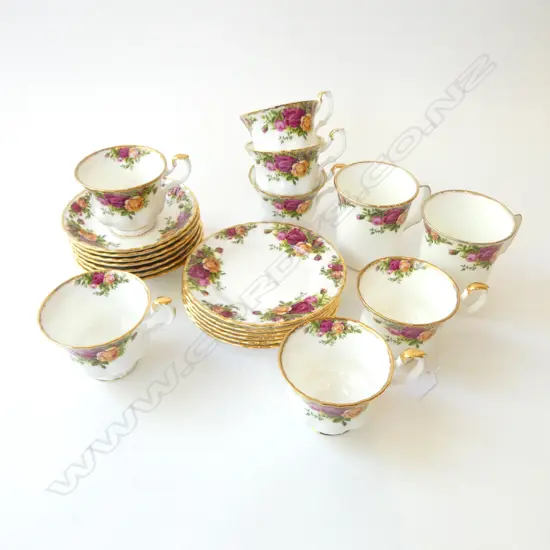 21 PCES RA OLD COUNTRY ROSES INCL CUPS/MUGS/PLATES & SAUCERS