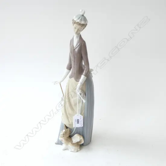 LLADRO WOMAN w. DOG H.350mm