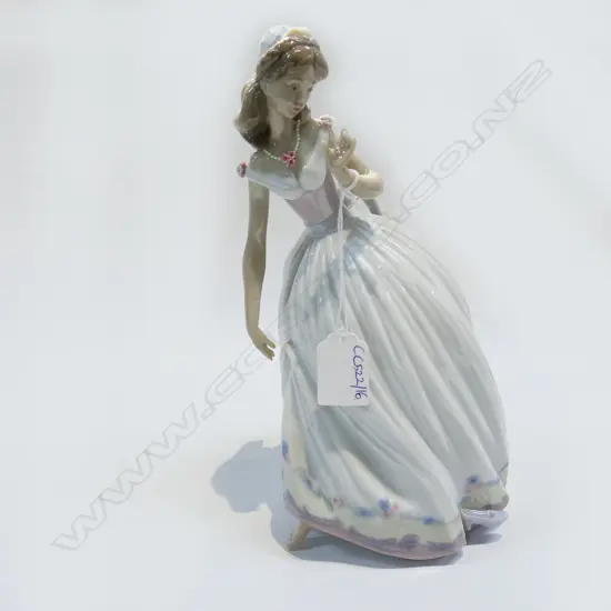 LLADRO #5957 'THE GLASS SLIPPER' H.260mm