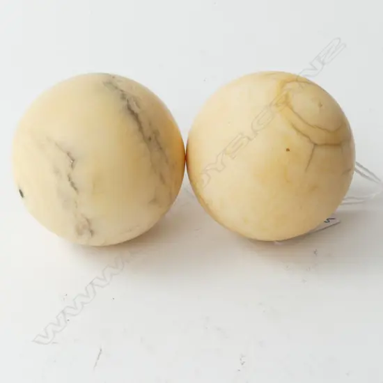 TWO ANTIQUE SOLID IVORY BALLS, D.50MM