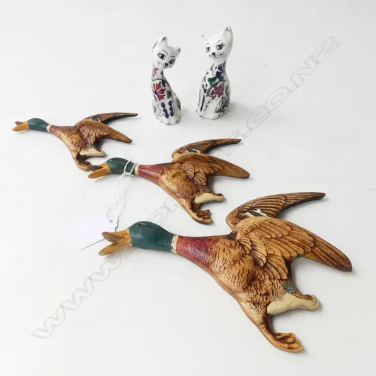 3 GRADUATED HANGING WALL DUCKS w. 2 CAT ORNAMENTS