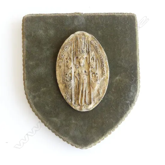 ENGLISH PLASTER CAST PLAQUE from an ancient plaque. On velvet shield wall panel. H.145mm.