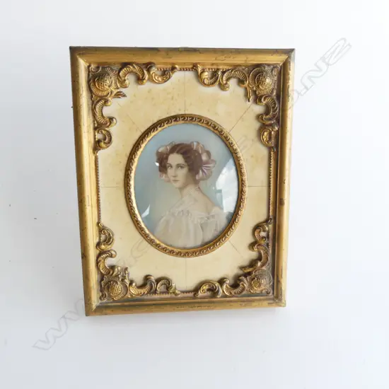 EARLY MID 20thC HANDPAINTED PORTRAIT MINIATURE OF A YOUNG WOMAN gilt frame