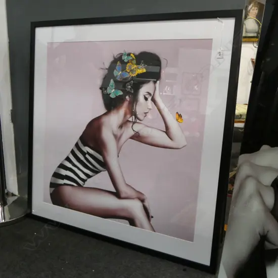 LG PRINT; WOMAN w. BUTTERFLIES 800x800mm