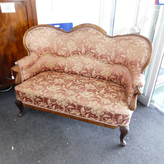 VICTORIAN SHAPED BACK UPHOLSTERED SOFA 1420x700x1020mm