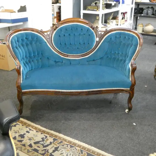 VICTORIAN SHAPED BACK SOFA 1550x700x960mm