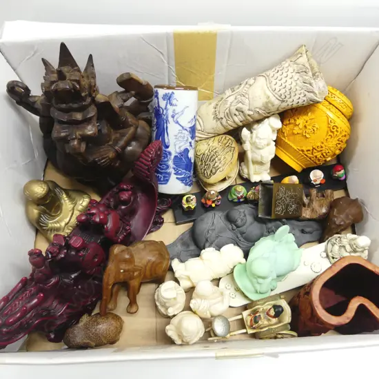 SMALL BOX OF CHINESE COLLECTABLES 