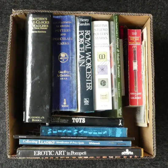 ASST ANTIQUE & COLLECTIBLE REFERENCE BOOKS