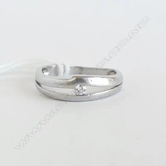 950 PLATINUM DIAMOND RING  4gms SIZE K