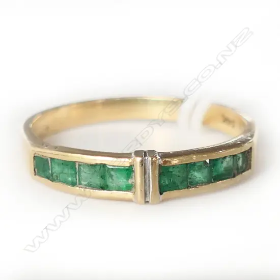 18CT Y/GOLD & 8 SQUARE CUT EMERALD RING, 2.02gm, SIZE N, some stones AF