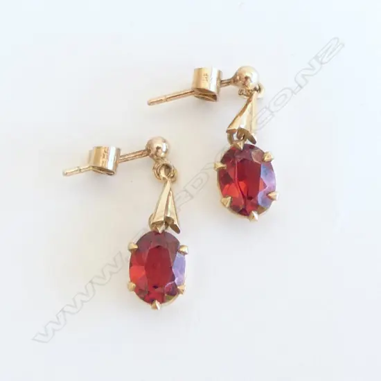 PAIR OF 9CT GOLD AND GARNET EARRINGS 2.50gms