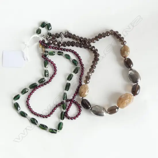 1 GARNET & 1 SMOKEY QUARTZ NECKLACES w. OTHER (3), LONGEST L.235mm