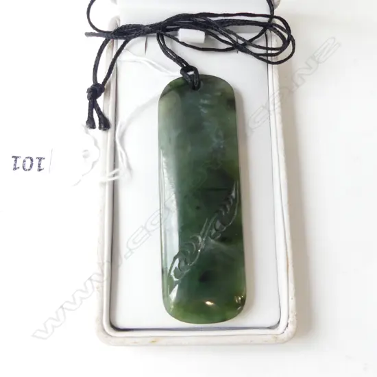 NZ POUNAMU HEI TOKI; Carving to once side, L.80mm
