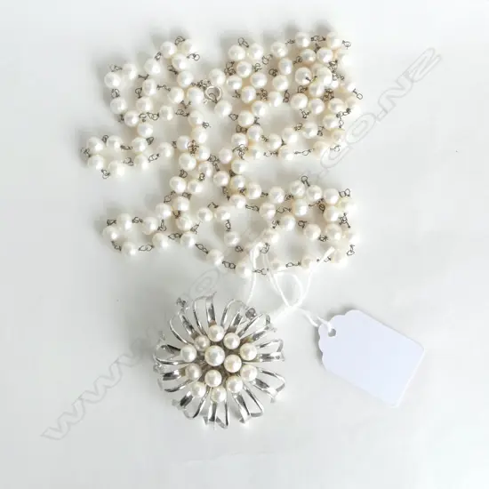 F/W PEARL NECKLACE L.120mm w. STG SILVER & PEARL BROOCH 15.1grms