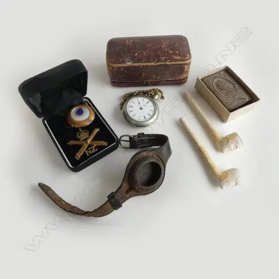 BAG OF COLLECTABLE SMALLS: clay pipes + watch + machinegun medal + RNZAF LOCKET ETC 
