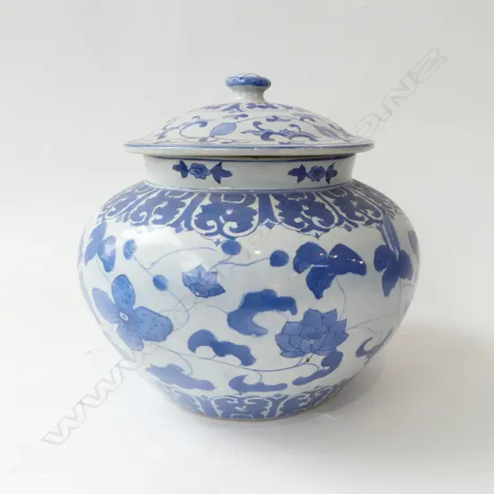 B/W CHINESE SQUAT LIDDED JAR H.2500mm
