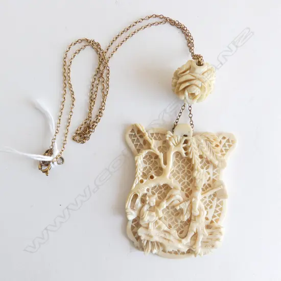 CARVED CHINESE IVORY  PENDANT ON 9CT GOLD CHAIN 