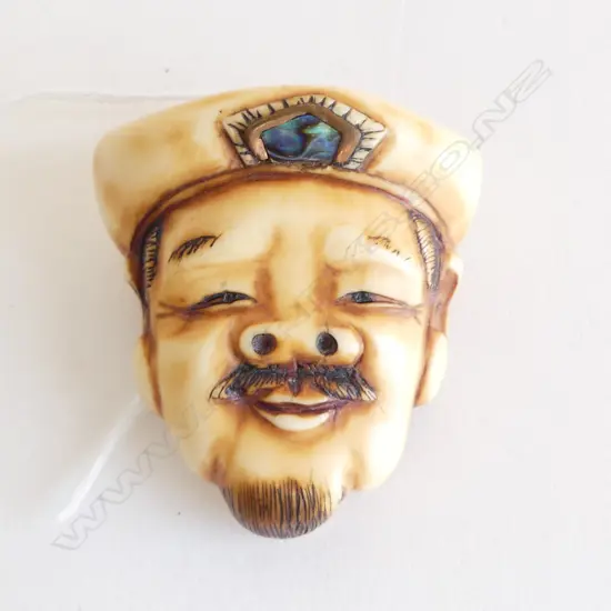 IVORY NETSUKE MANS FACE WITH HIDING CHILD L50MM