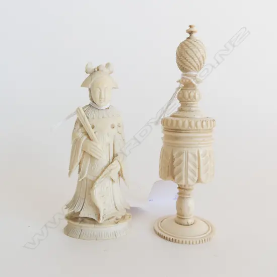 2  ANTIQUE IVORY CHESS PCS  H110MM TALLEST