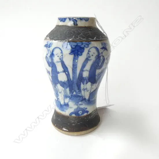ORIENTAL VASE DECORATED w. 2 FIGURES H.130mm