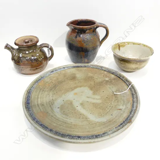 SMALL ANDREW VAN DER PUTEN TEAPOT w. TWO MARKED NZ POTTERY PIECES, PLATE Dia.290mm