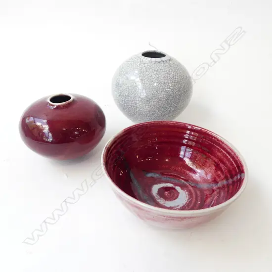 3 PCES STUDIO POTTERY; BURGUNDY GLAZED ORB VASE & BOWL, CRACKLE GLAZE VASE H.150mm