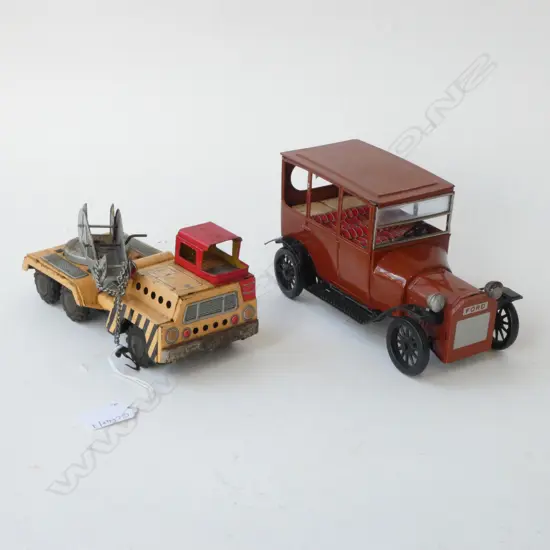 2 JAPANESE TIN VEHICLES; FORD 1915 & CRANE TRUCK L.185mm