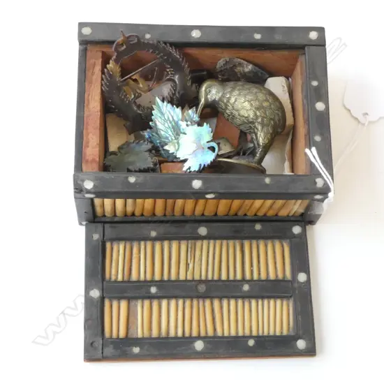 SML QUILL BOX W.115mm w. LUKE ADAMS MINI BRICKS, PAUA JEWELLERY, BRASS KIWI, NZ BADGE