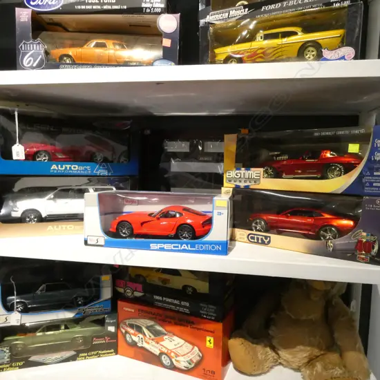 5 BOXED 1:18 MODEL CARS; 63 CHEV CORVETTE, SRT VIPER, LINCOLN NAVIGATOR, MUSTANG CONVERTIBLE, CHEVY CAMARO + TRAILER SET