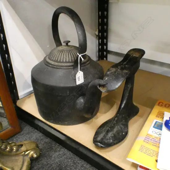 ANTIQUE CAST IRON KETTLE + 2 BOOT LASTS