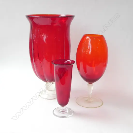 3 RED GLASS VASES H.435mm