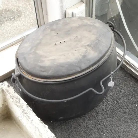 LARGE CAST IRON LIDDED 10 GALLON COOKING STEW POT L540MM