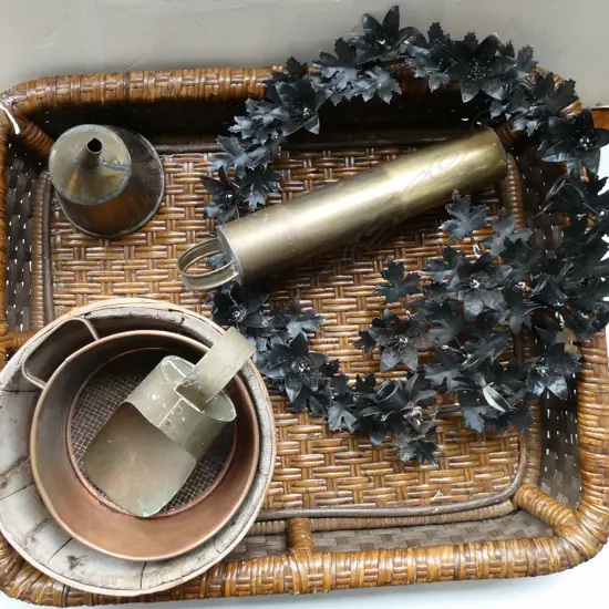 LG WOVEN TRAY 590x490mm + ASST. METAL PCES ETC