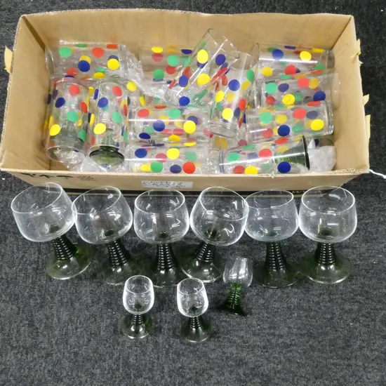 SPOTTED DRINKING GLASSES + 6 LG GREEN STEMMED WINE GLASSES H.135mm