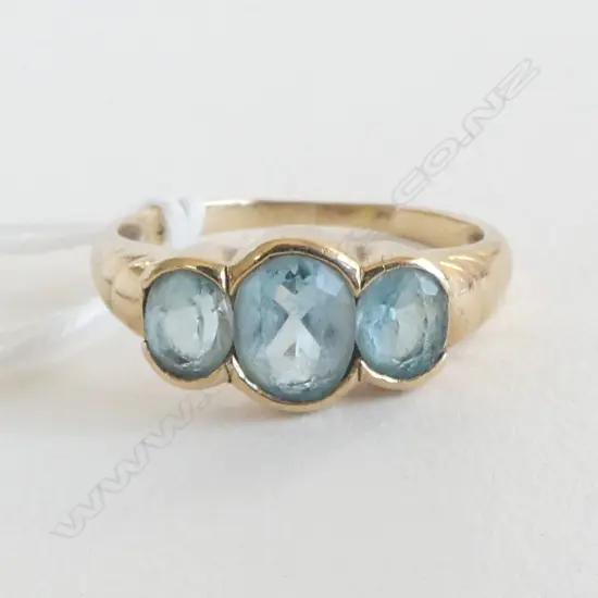 9ct YELLOW GOLD 3 STONE AQUAMARINE RING 2.23gms SIZE M (shank very worn)