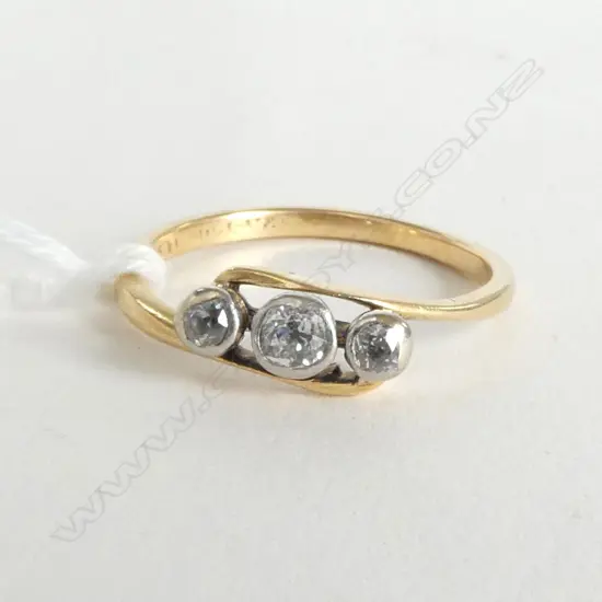 **RTV** 18ct GOLD VINTAGE 3 STONE DIAMOND RING, d=0.18ct, 2.6gm (tested) SIZE P