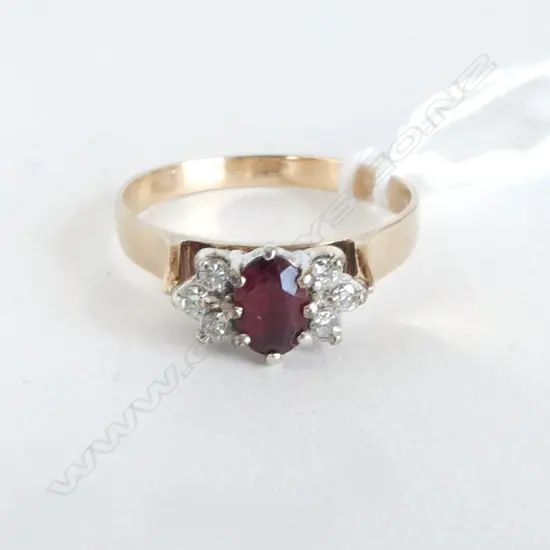 18ct DIAMOND & GARNET RING, d=0.15, 2.3gm size R