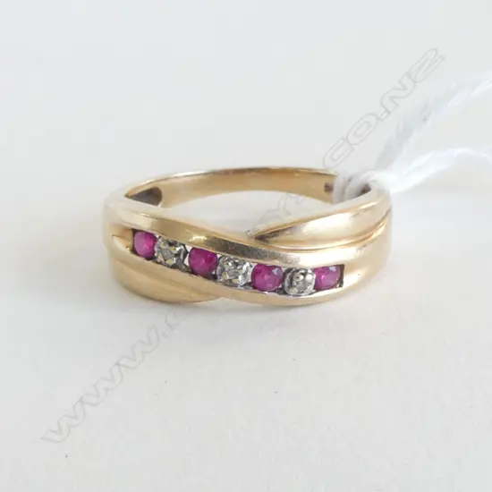 9ct YELLOW GOLD SYN RUBY & DIAMOND cross-over band  2.3gms SIZE L