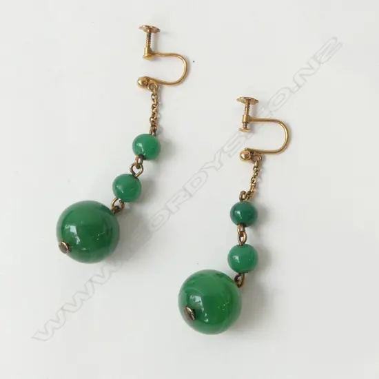 9CT GOLD AND GREEN GLASS EARRINGS (Q1200M)